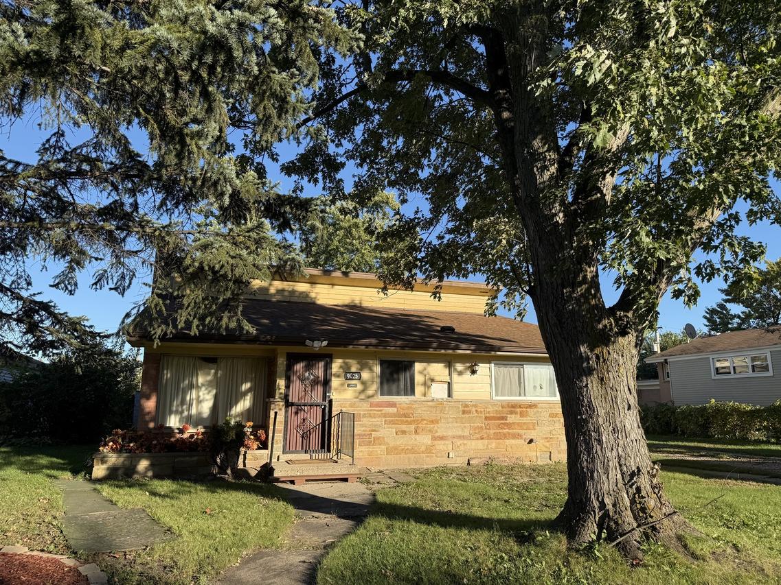 9025 N Greenwood Ave., Niles, IL 60714
