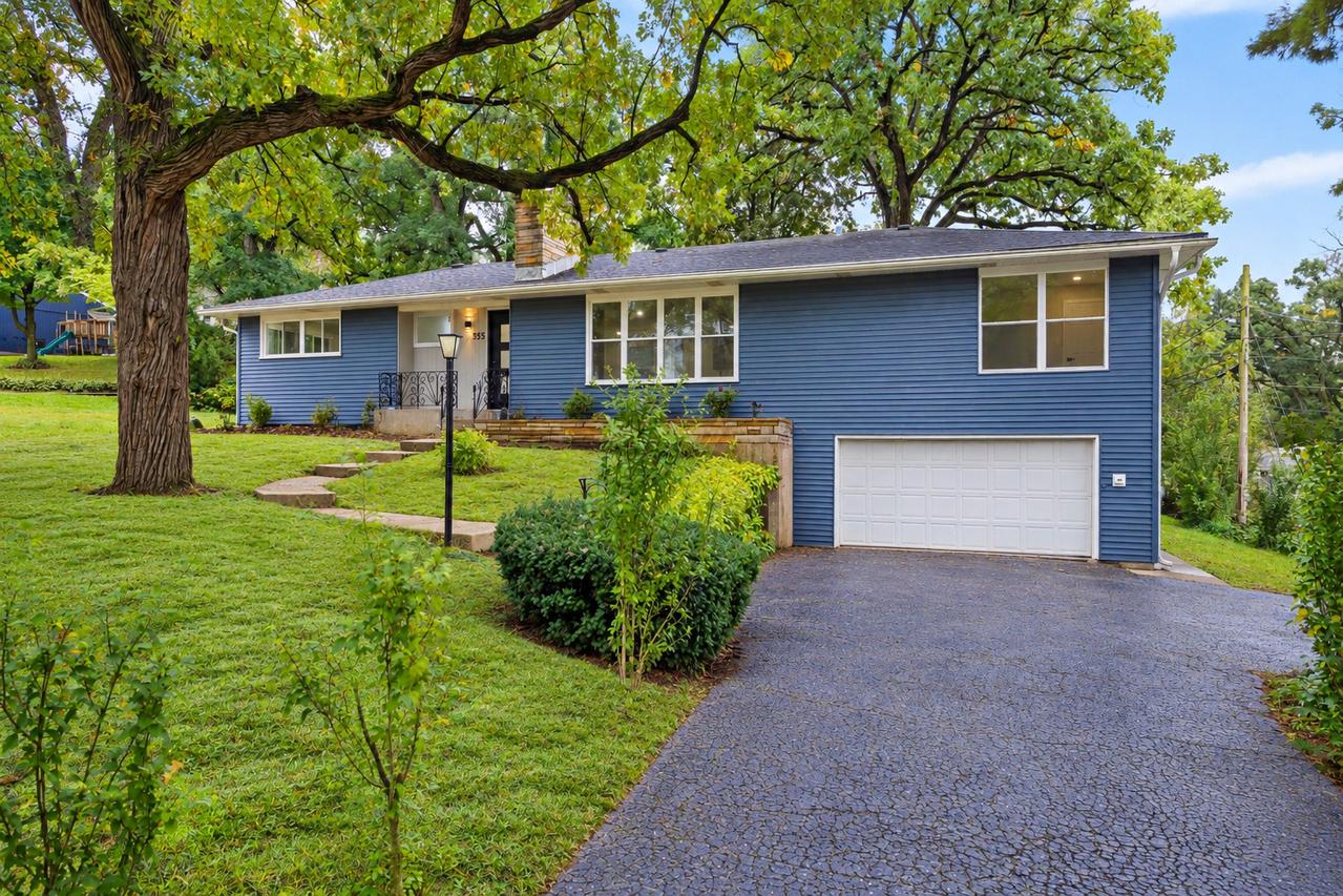 355 Hiawatha Dr., Lake In The Hills, IL 60156