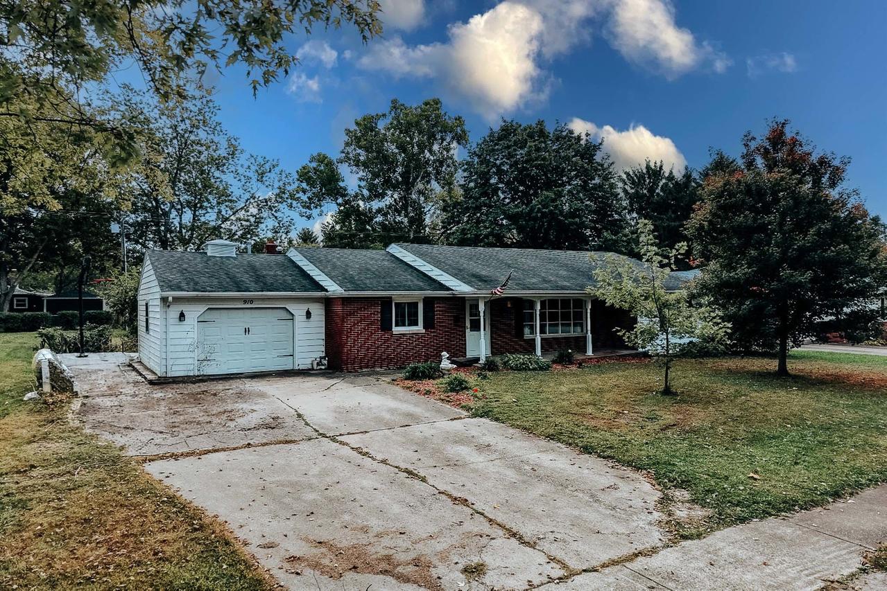 910 S 4th St., Watseka, IL 60970