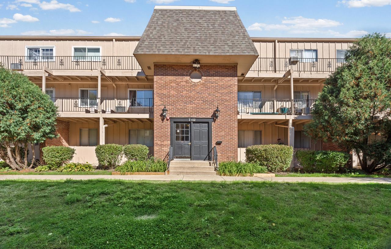 2404 Algonquin Rd. #11, Rolling Meadows, IL 60008