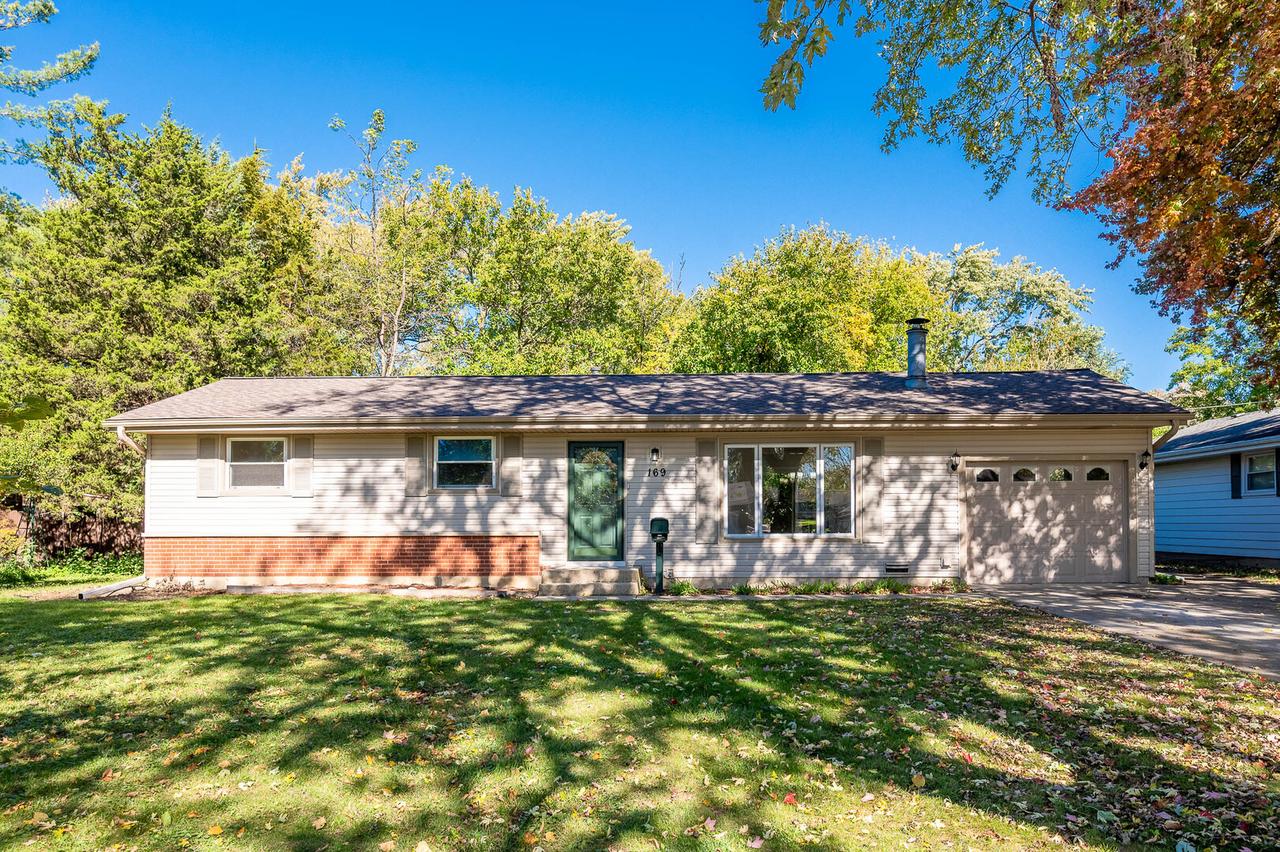 169 Shawnee Dr., Carol Stream, IL 60188