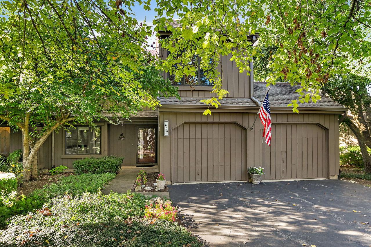 600 Old Barn Rd., Lake Barrington, IL 60010