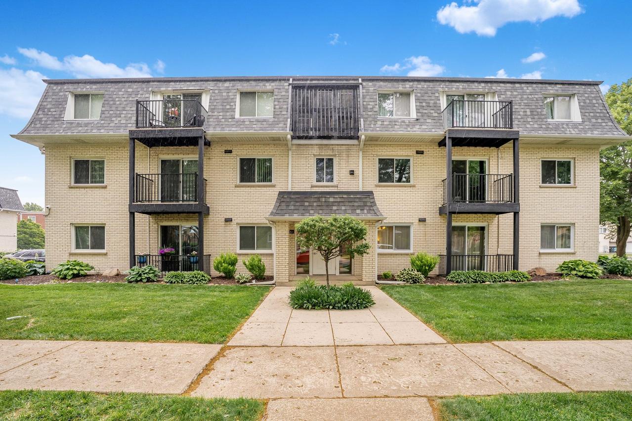 9661 S Karlov Ave. #102, Oak Lawn, IL 60453