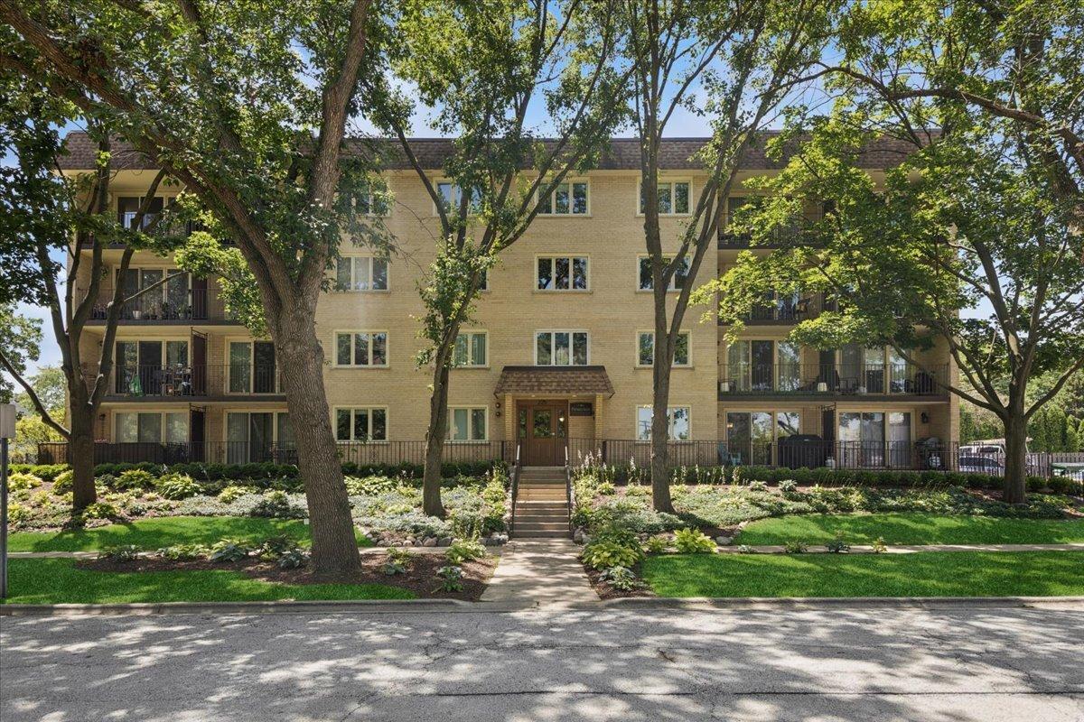 225 E Wing St. #201, Arlington Heights, IL 60004