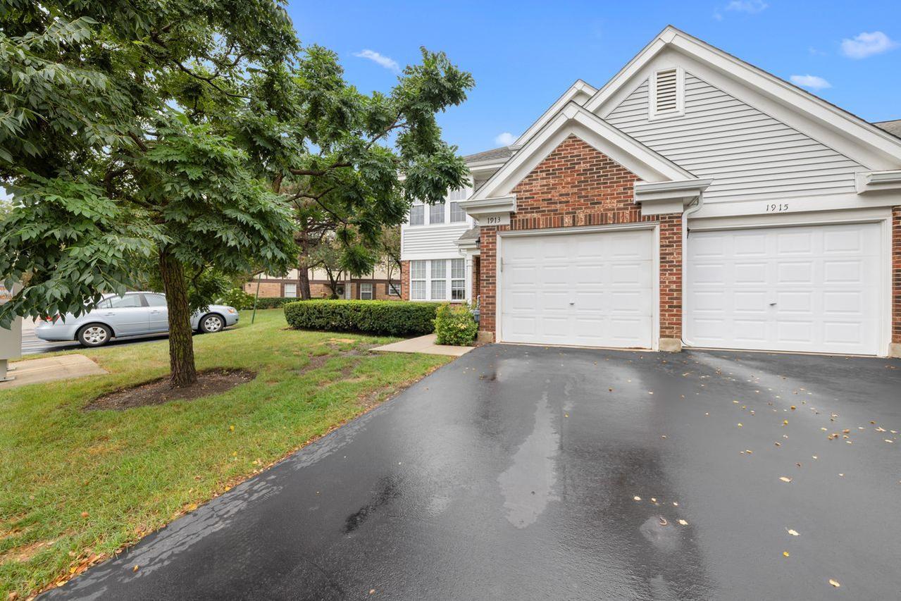 1913 Quaker Hollow Ln., Streamwood, IL 60107