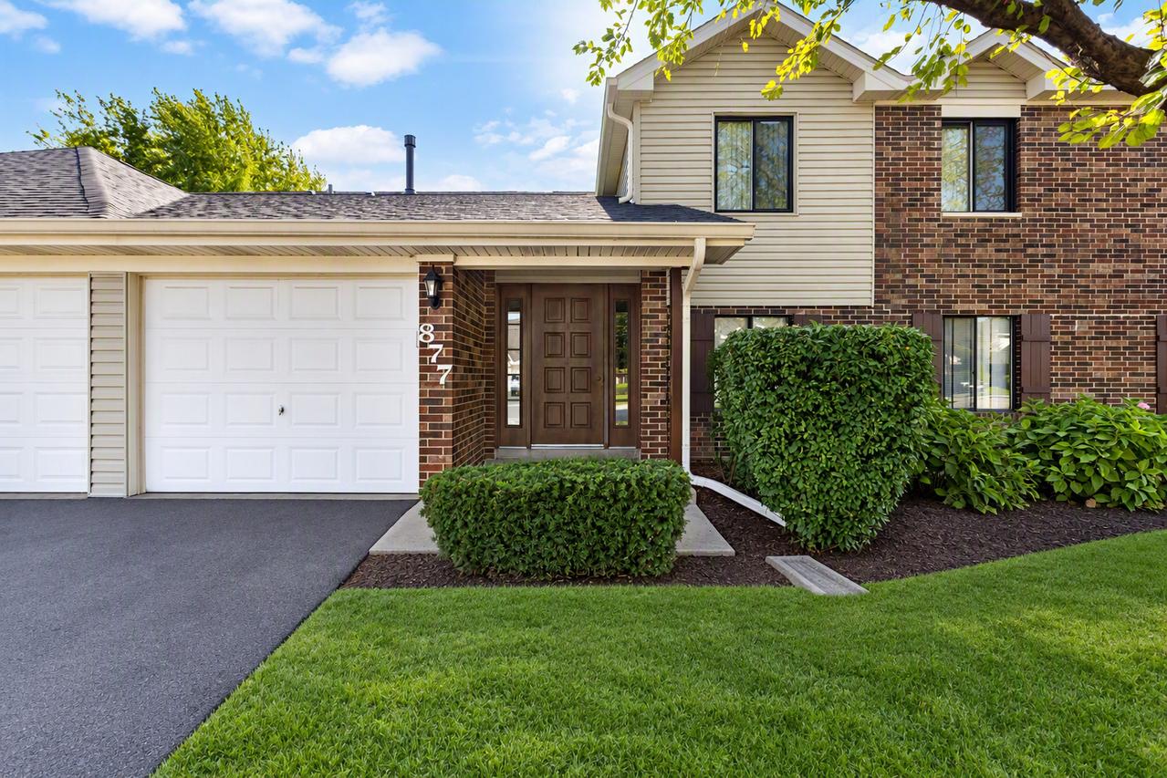 877 Cross Creek Dr. #A1, Roselle, IL 60172