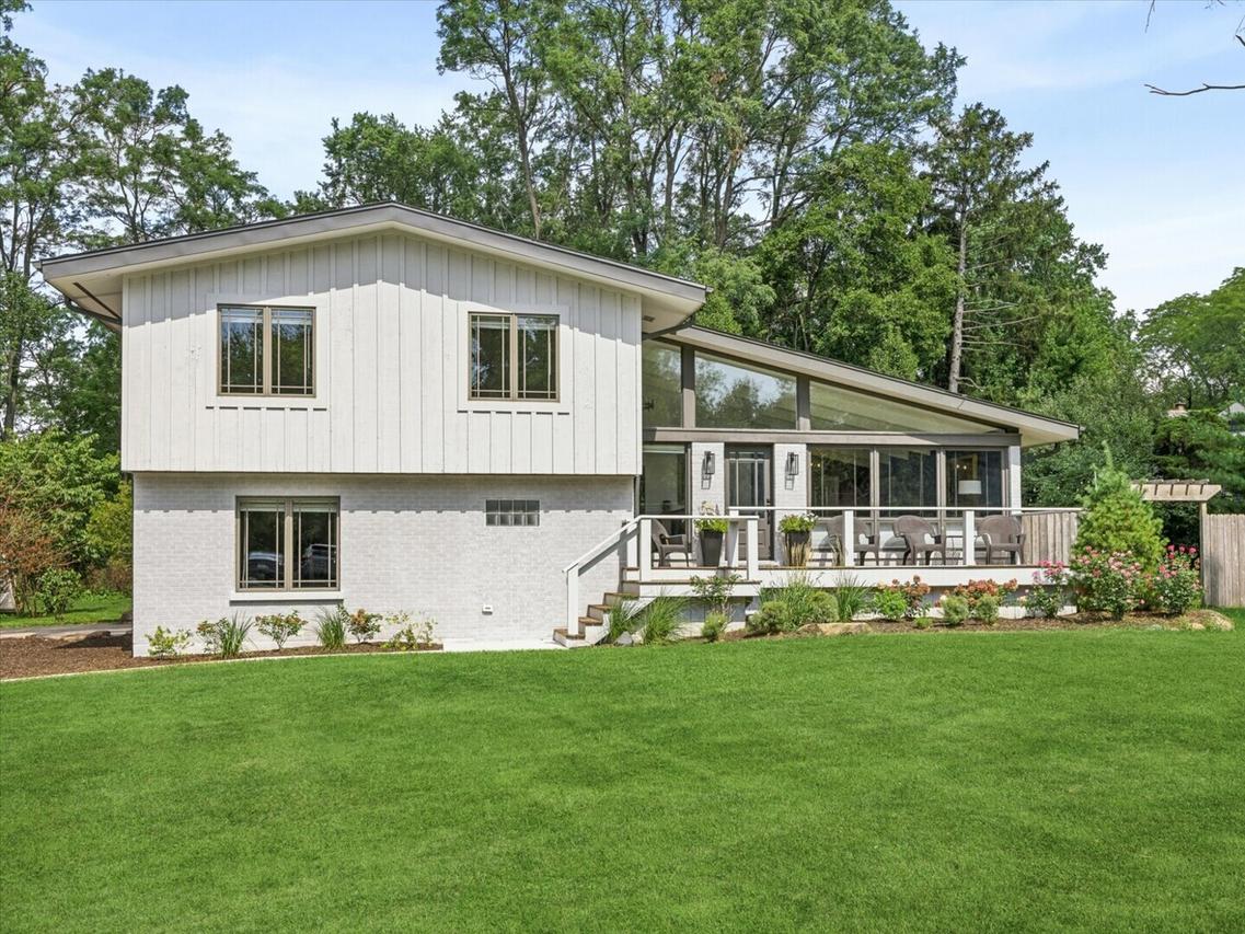 1525 W Wiesbrook Rd., Wheaton, IL 60189