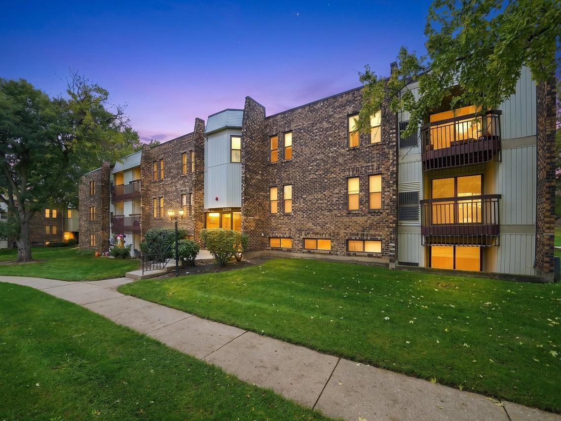 2214 Country Club Dr. #25c, Woodridge, IL 60517