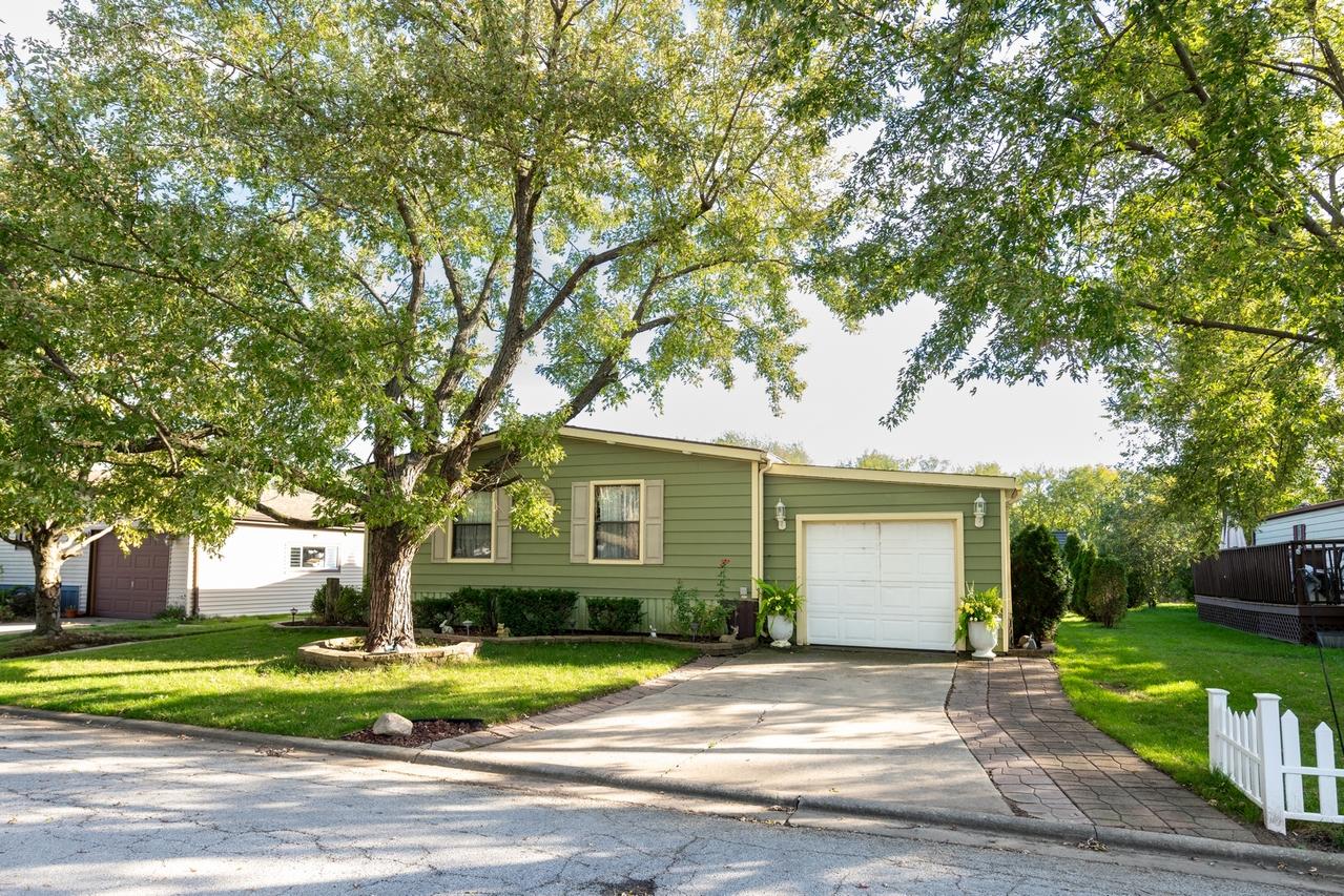 261 Blackthorn Rd., Matteson, IL 60443