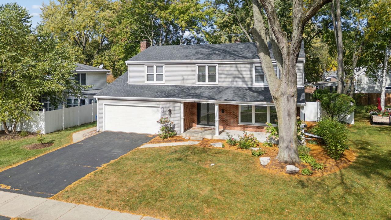 1249 Stonegate Rd., Naperville, IL 60540