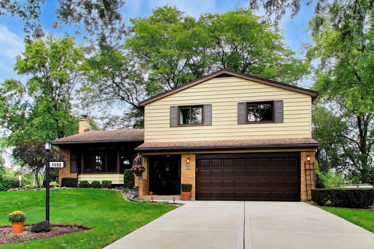 1608 E Jonquil Ter., Arlington Heights, IL 60004