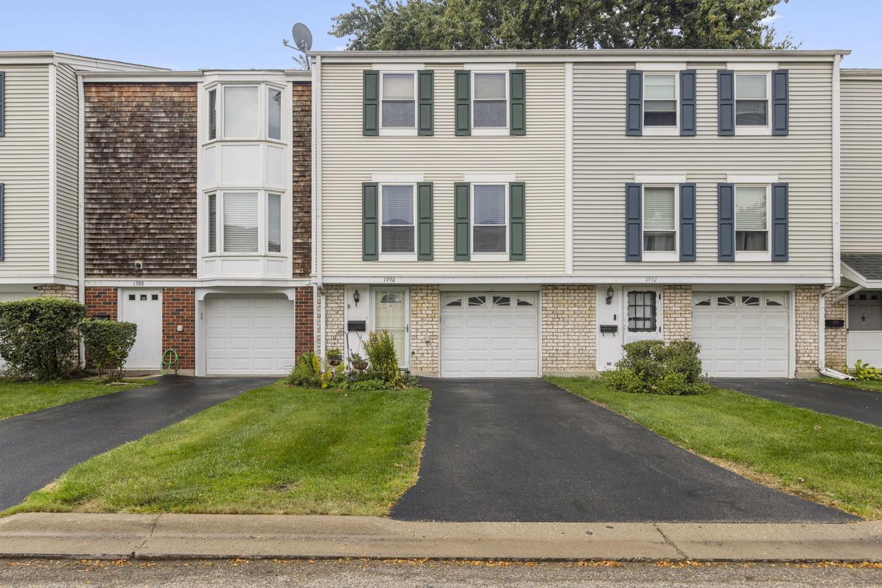 1990 Oxford Ln., Hoffman Estates, IL 60169