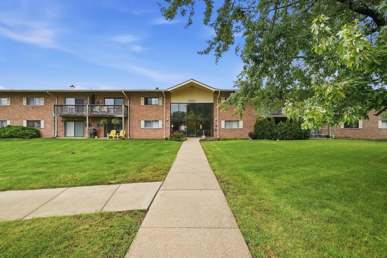 7410 Brookdale Dr. #214, Darien, IL 60561
