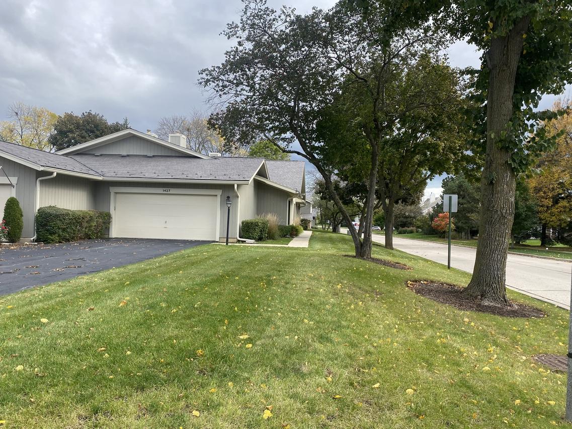 1427 James Ct., Libertyville, IL 60048