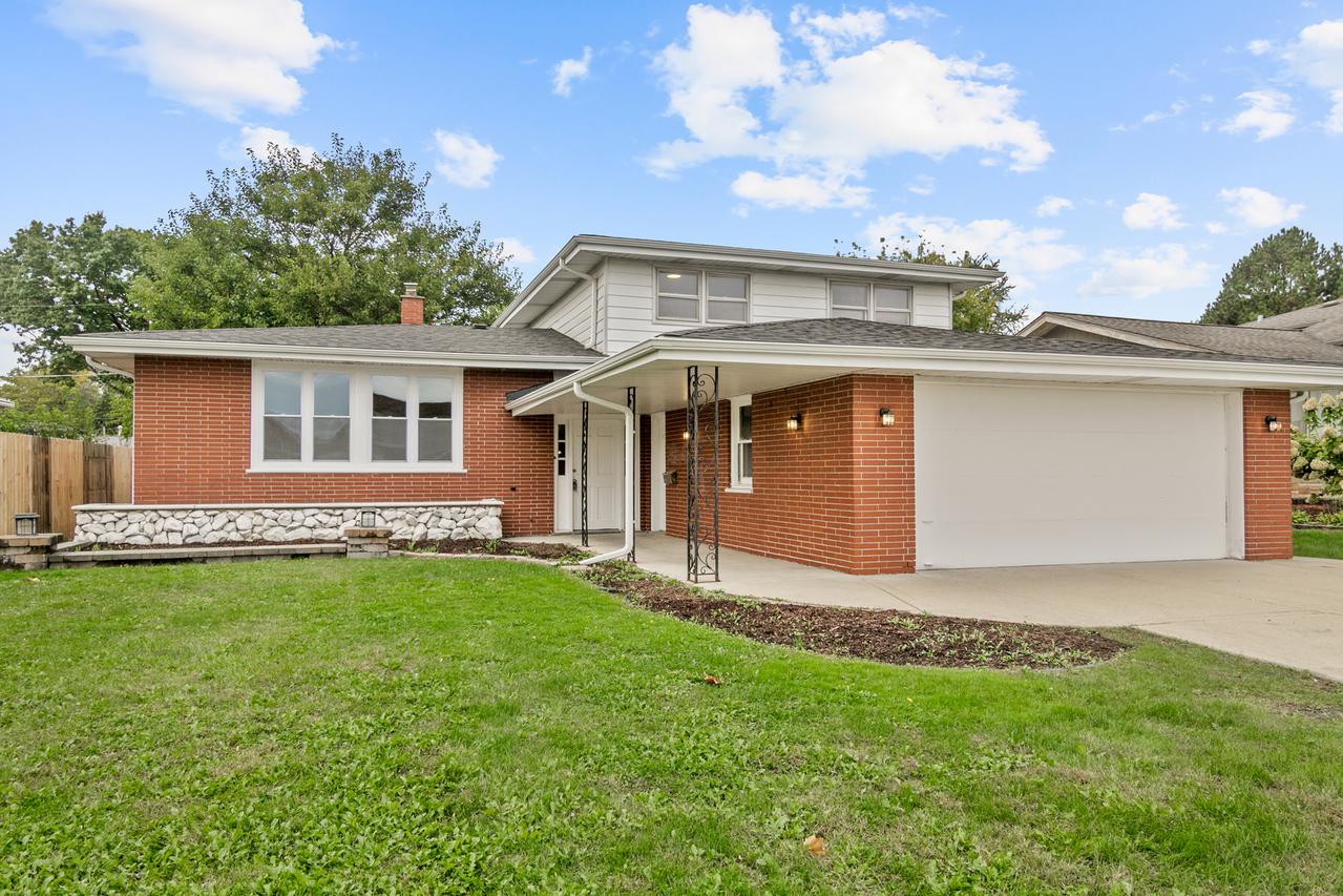 9128 S Komensky Ave., Oak Lawn, IL 60453