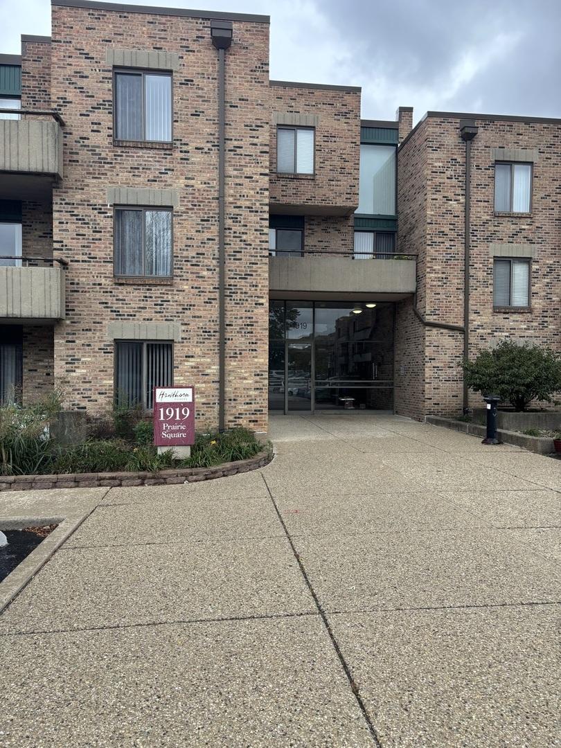1919 Prairie Sq. #32, Schaumburg, IL 60173
