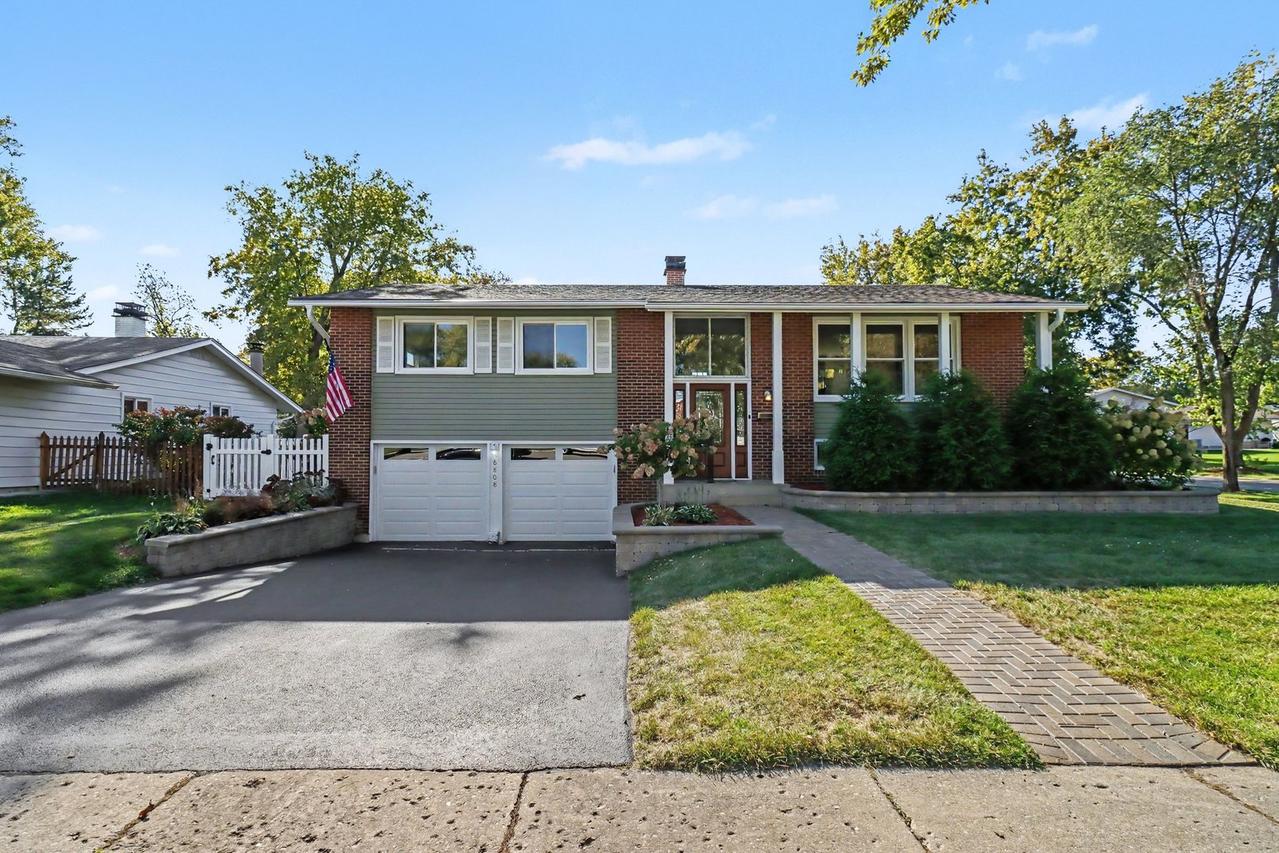 6808 Woodridge Dr., Woodridge, IL 60517