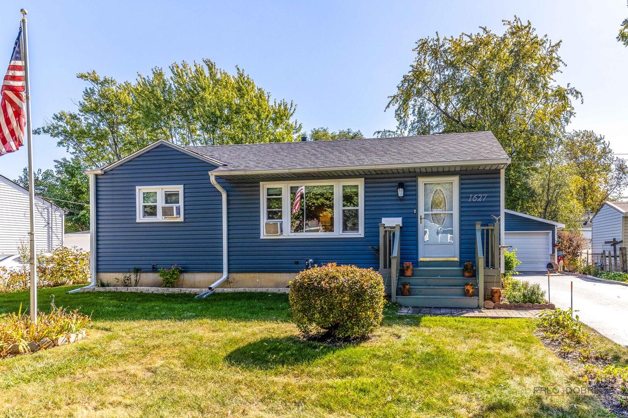1627 Ferry St., Waukegan, IL 60087