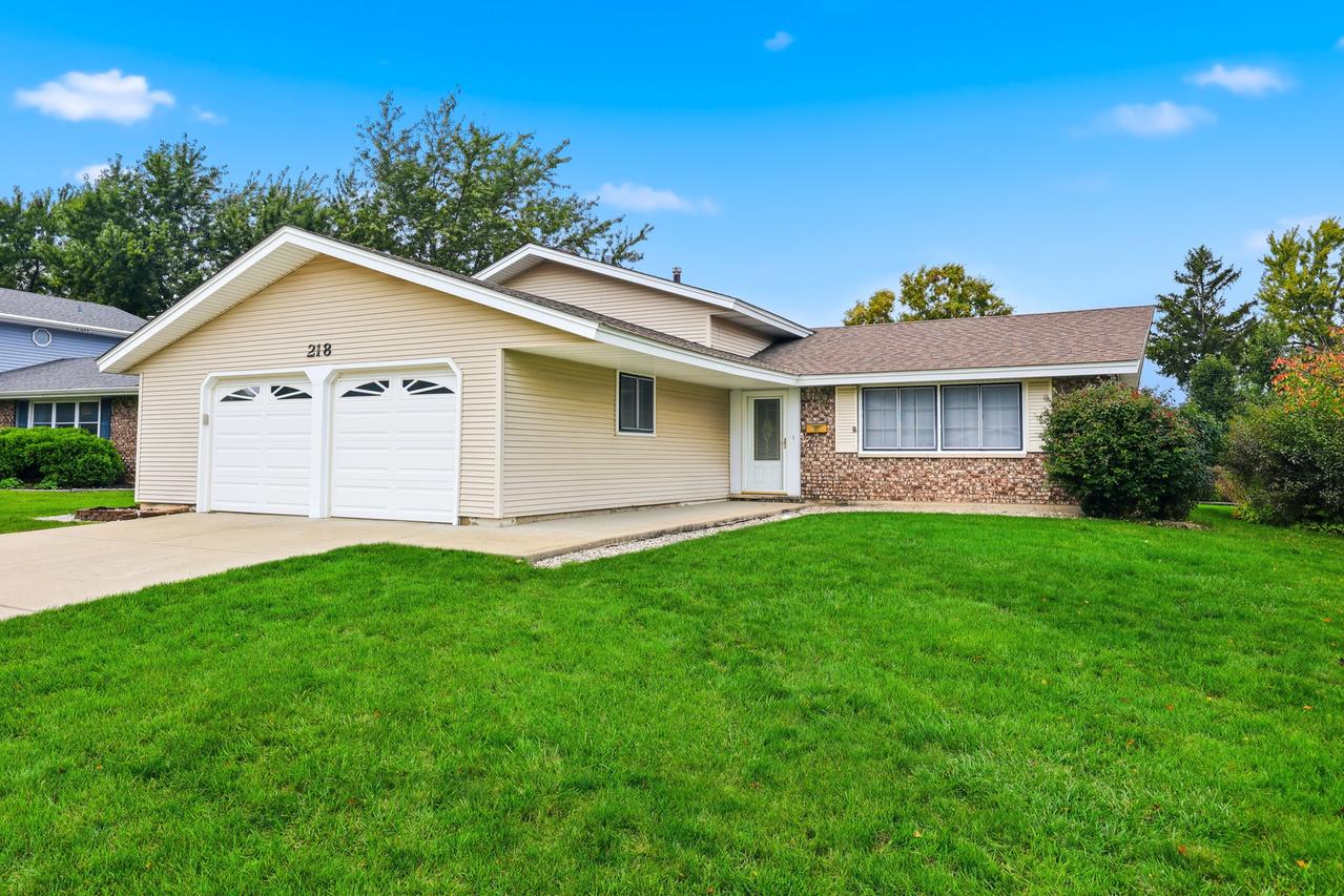 218 Desmond Dr., Schaumburg, IL 60193