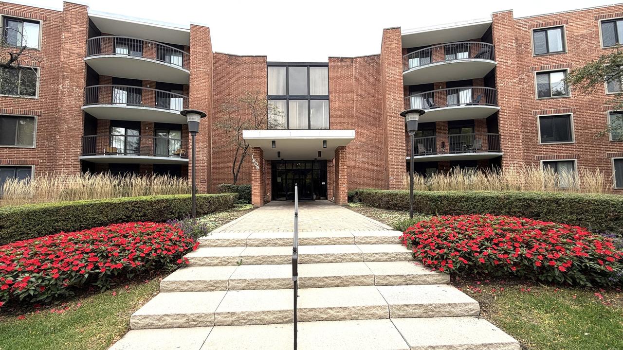 1605 E Central Rd. #202A, Arlington Heights, IL 60005