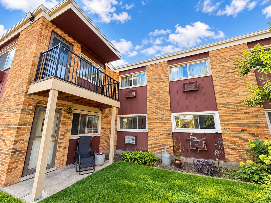 1313 Rebecca Rd. #104, Lombard, IL 60148