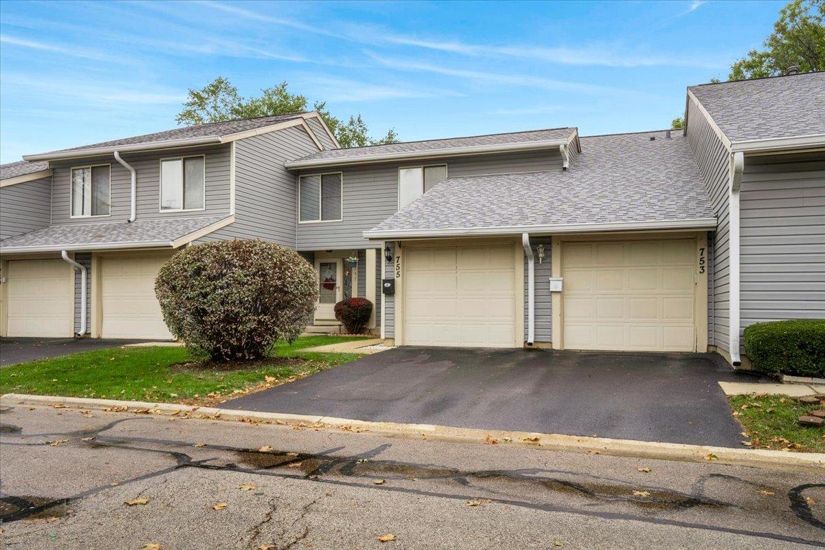 755 Biloxie Ct., Carol Stream, IL 60188