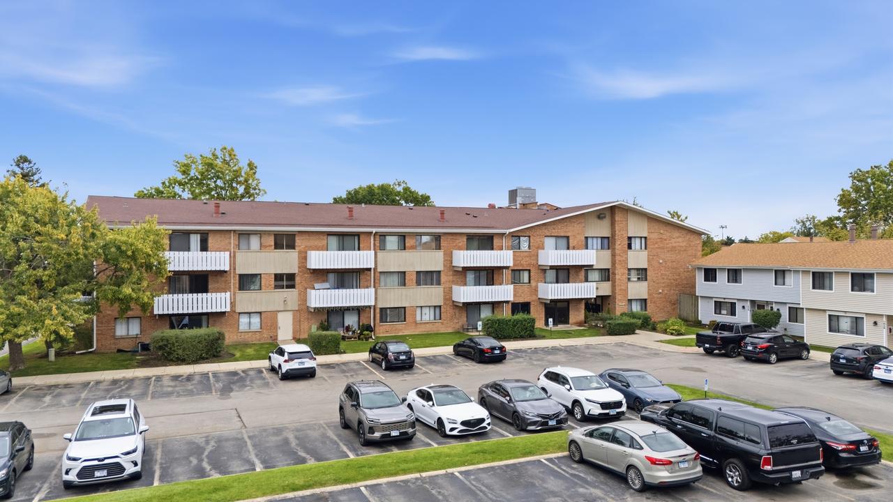 2000 Bayside Dr. #114, Palatine, IL 60074
