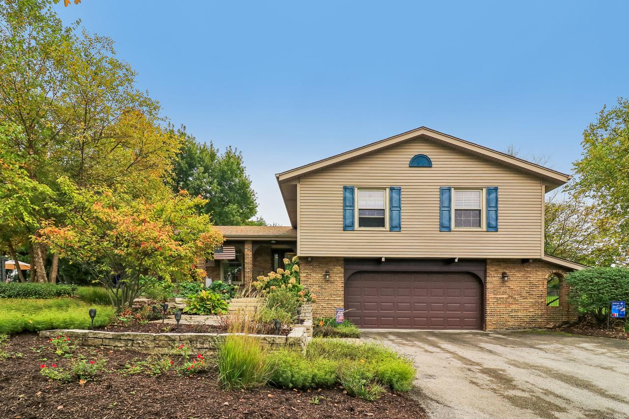 6S561 Bridlespur Dr., Naperville, IL 60540