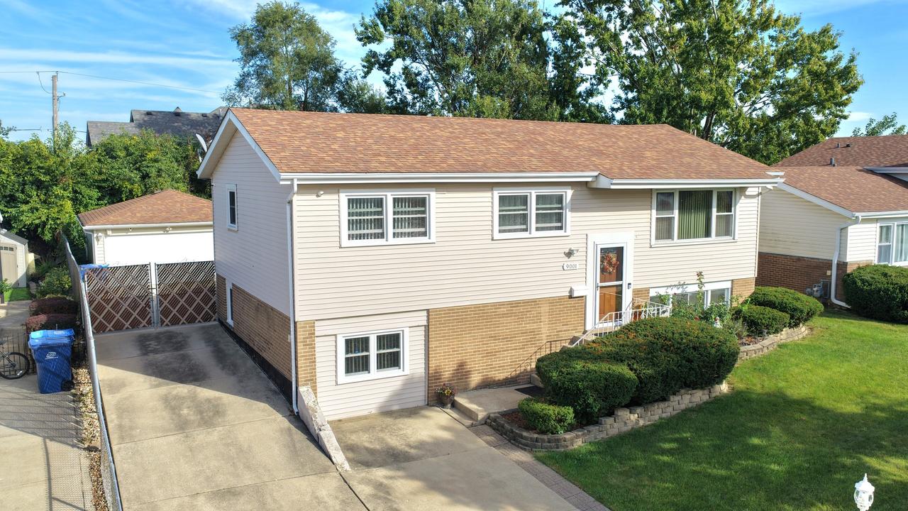 9001 S Maple Ln., Hickory Hills, IL 60457