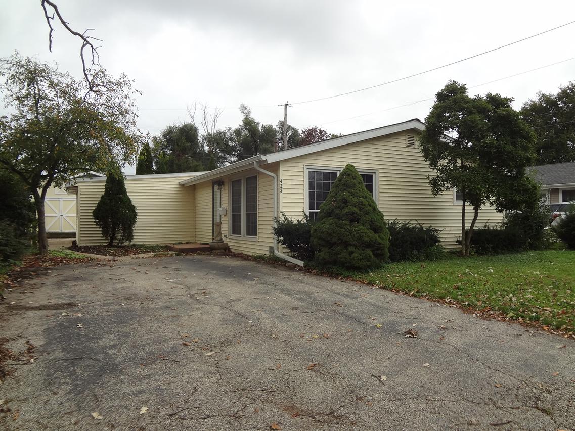423 Blackhawk Ave., Carpentersville, IL 60110