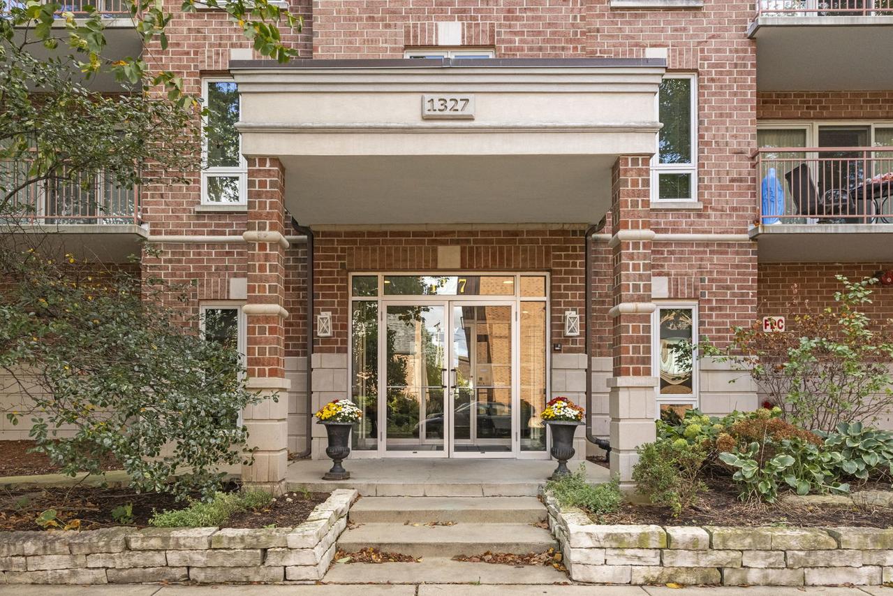 1327 E Washington St. #501, Des Plaines, IL 60016