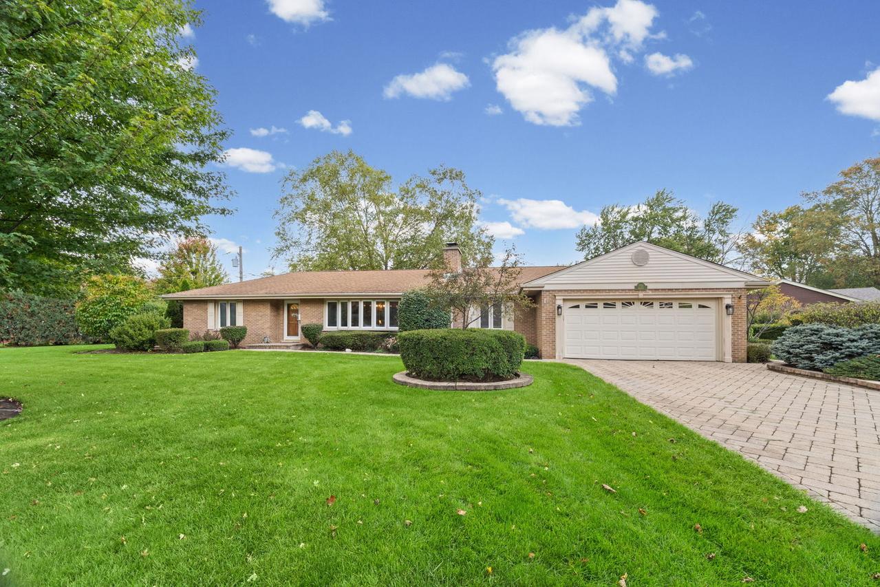 1102 W Burgoyne Rd., Arlington Heights, IL 60004