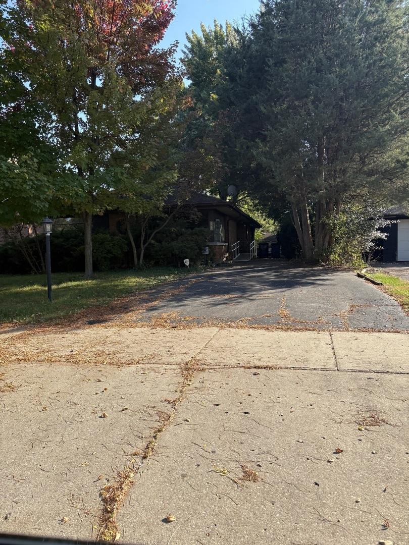 276 E Saint Charles Rd., Elmhurst, IL 60126