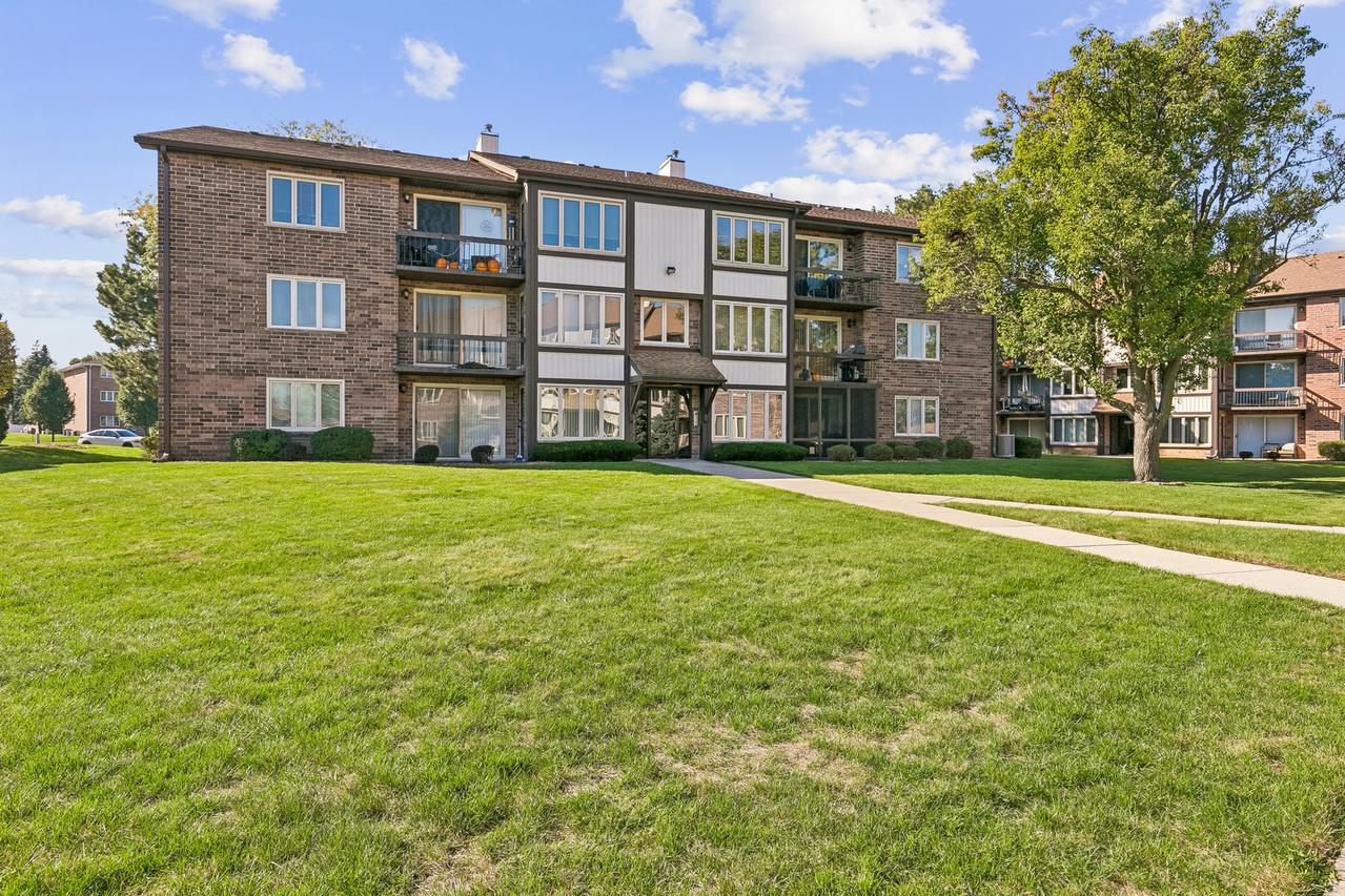 4948 Circle Ct. #704, Crestwood, IL 60418