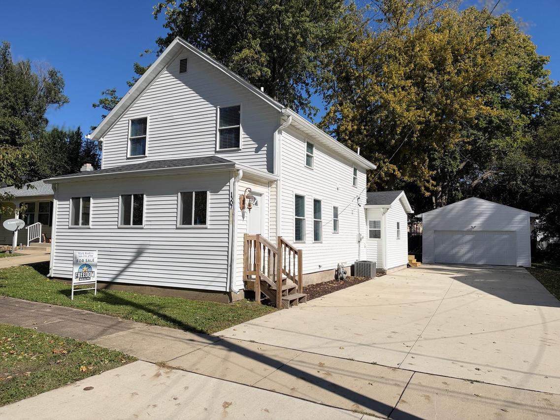 1307 N Oak St., Bloomington, IL 61701