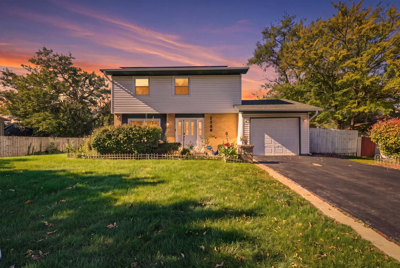 1738 Newport St., Glendale Heights, IL 60139