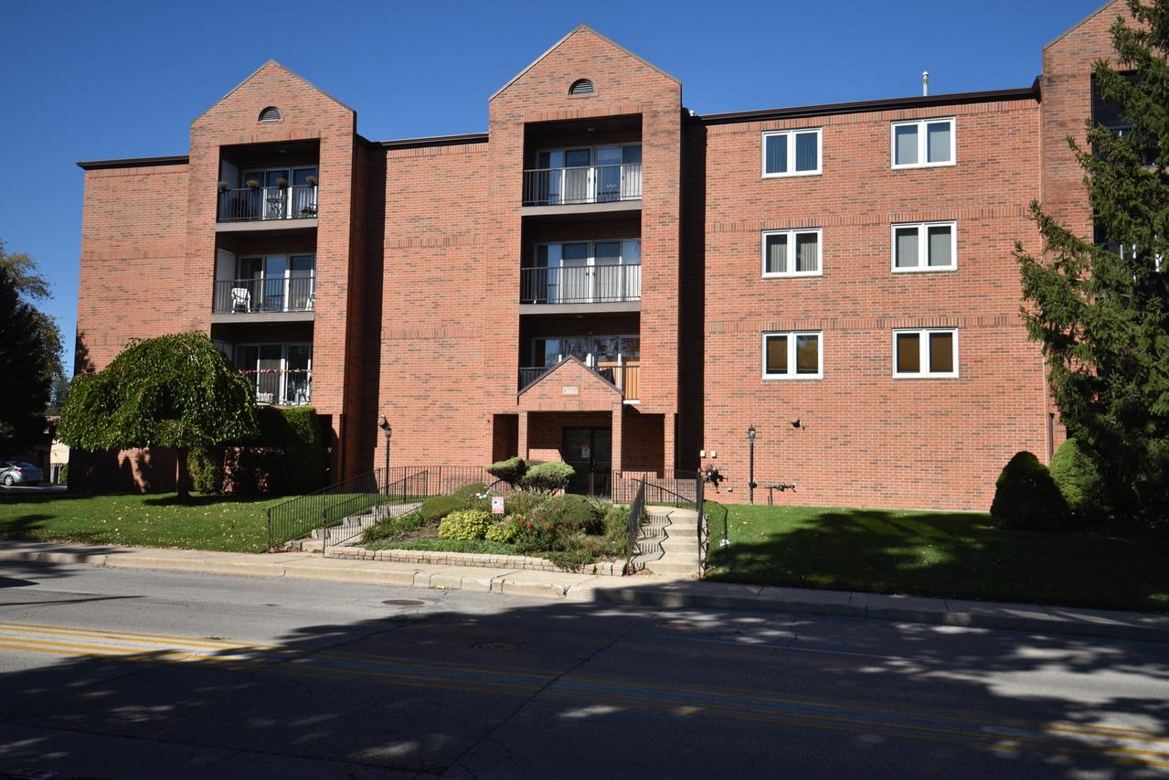6550 W Gunnison St. #305, Harwood Heights, IL 60706