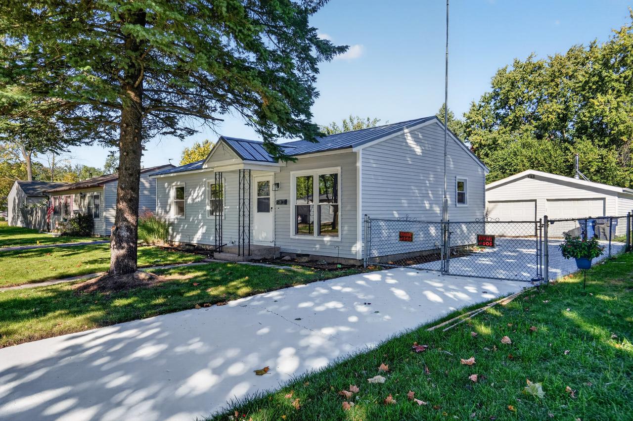 527 Fairlane Ave., Dekalb, IL 60115