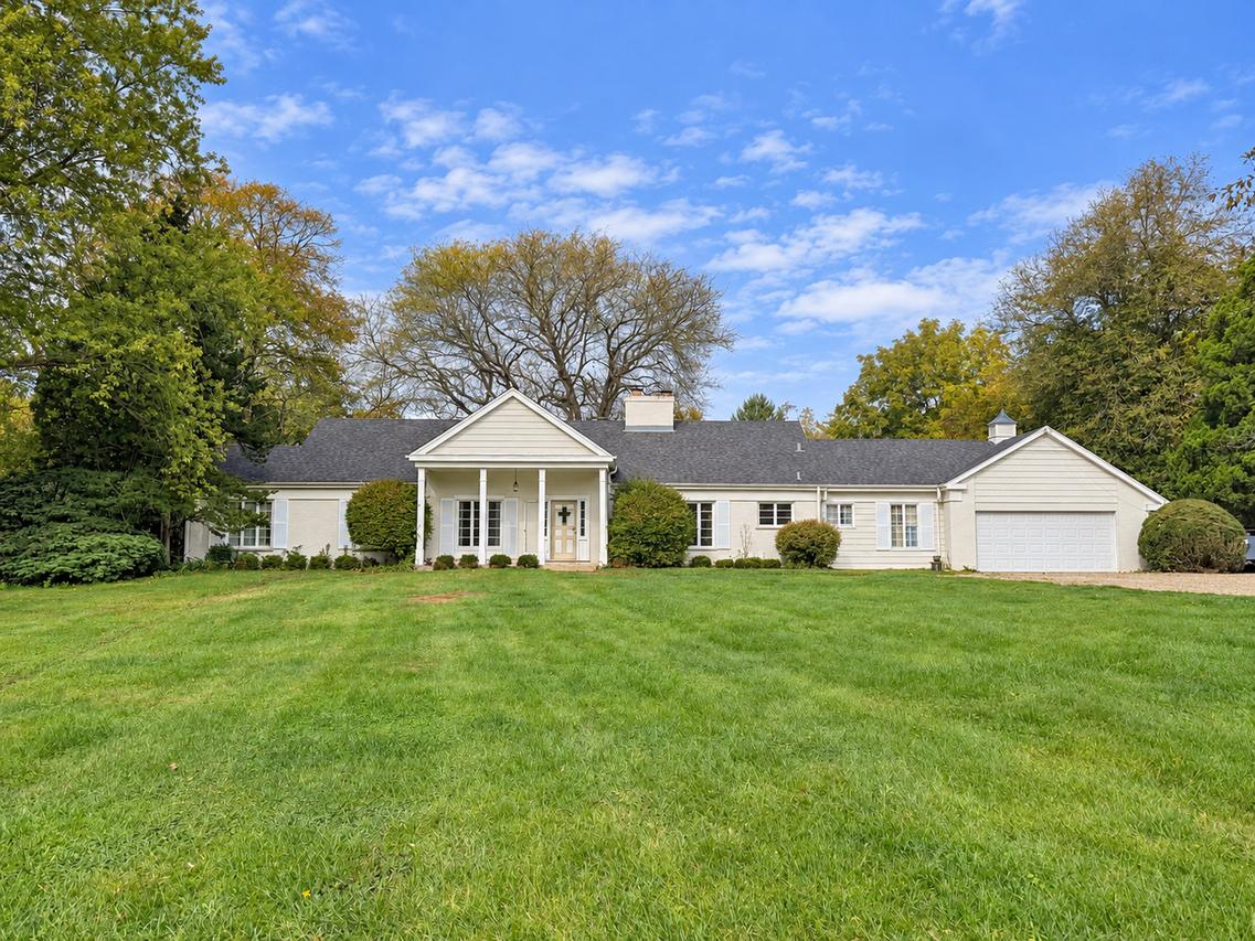 232 Donlea Rd., Barrington Hills, IL 60010