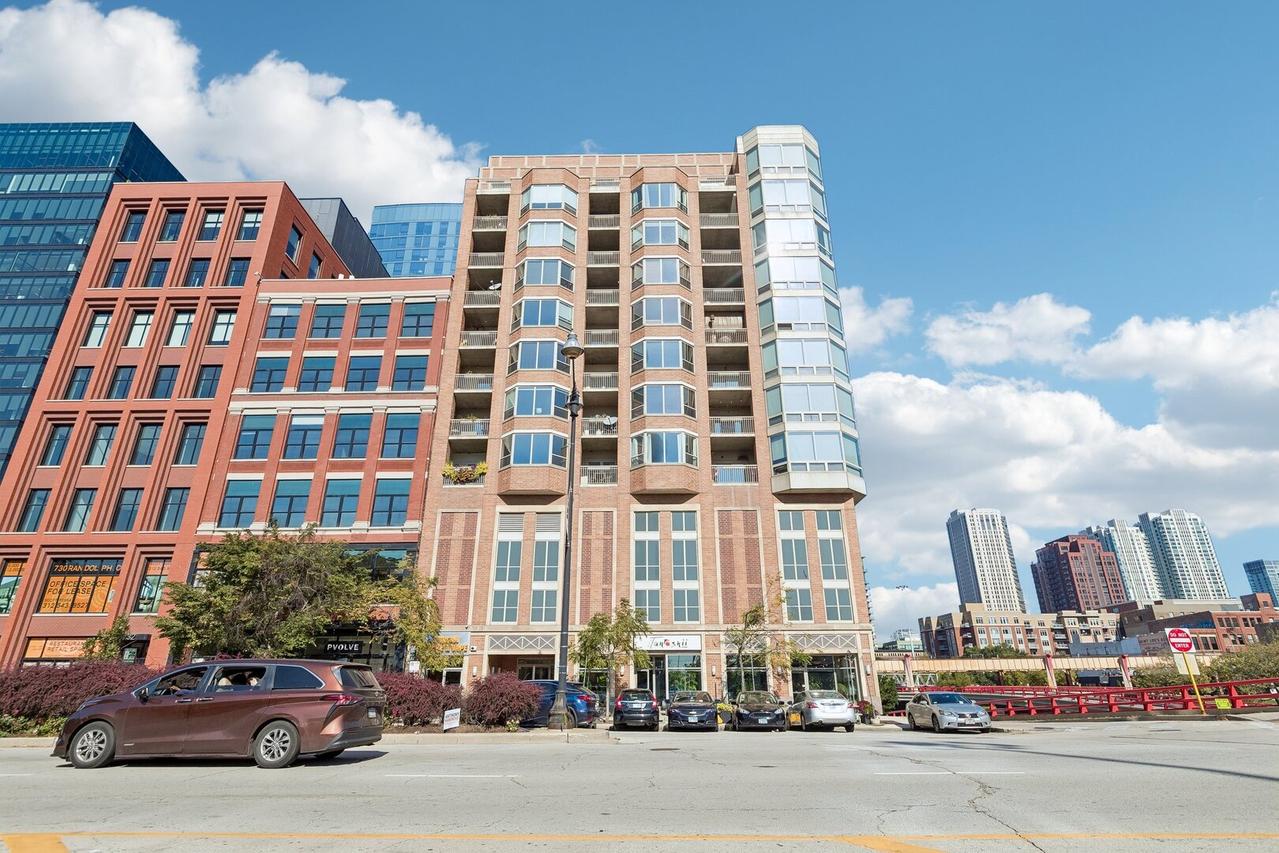 720 W Randolph St. #701, Chicago, IL 60661