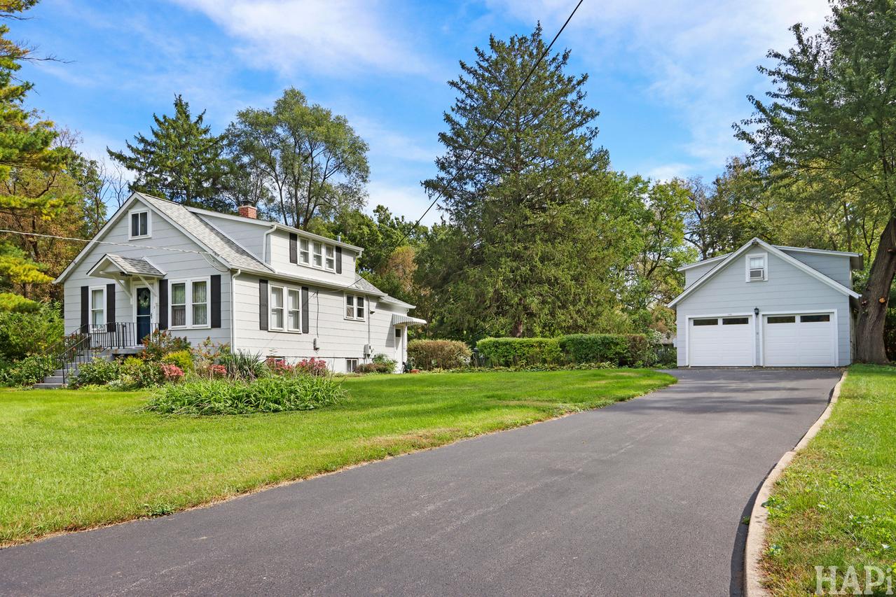 2225 Lagoon Dr., Fox River Grove, IL 60021