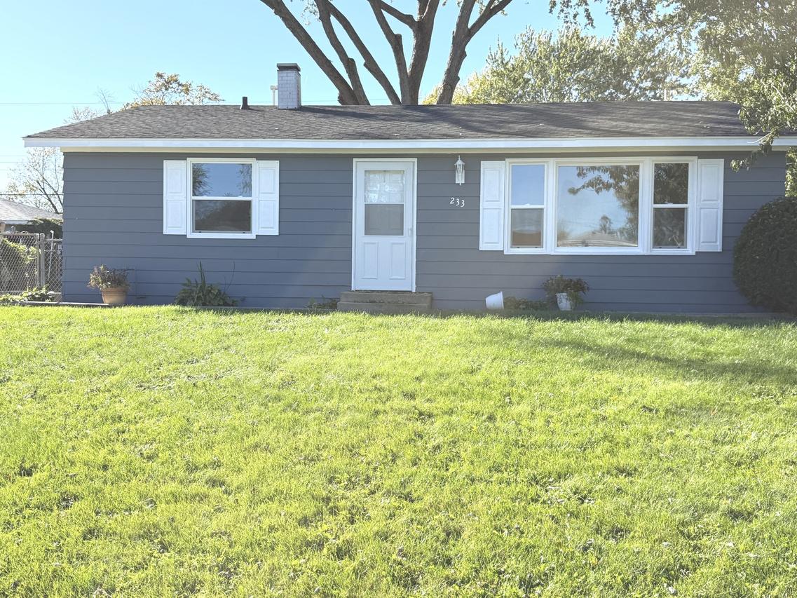 233 Ensenada Dr., Carpentersville, IL 60110