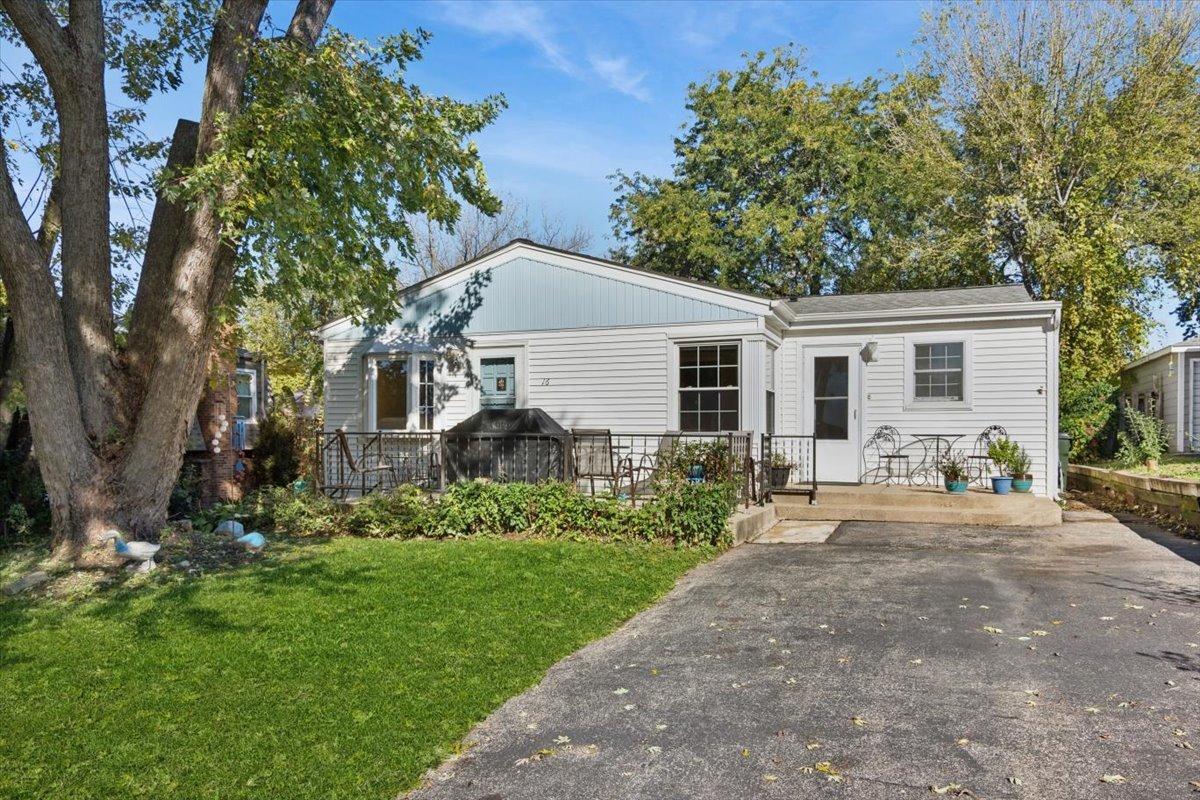 16 W Oak St., Lake In The Hills, IL 60156
