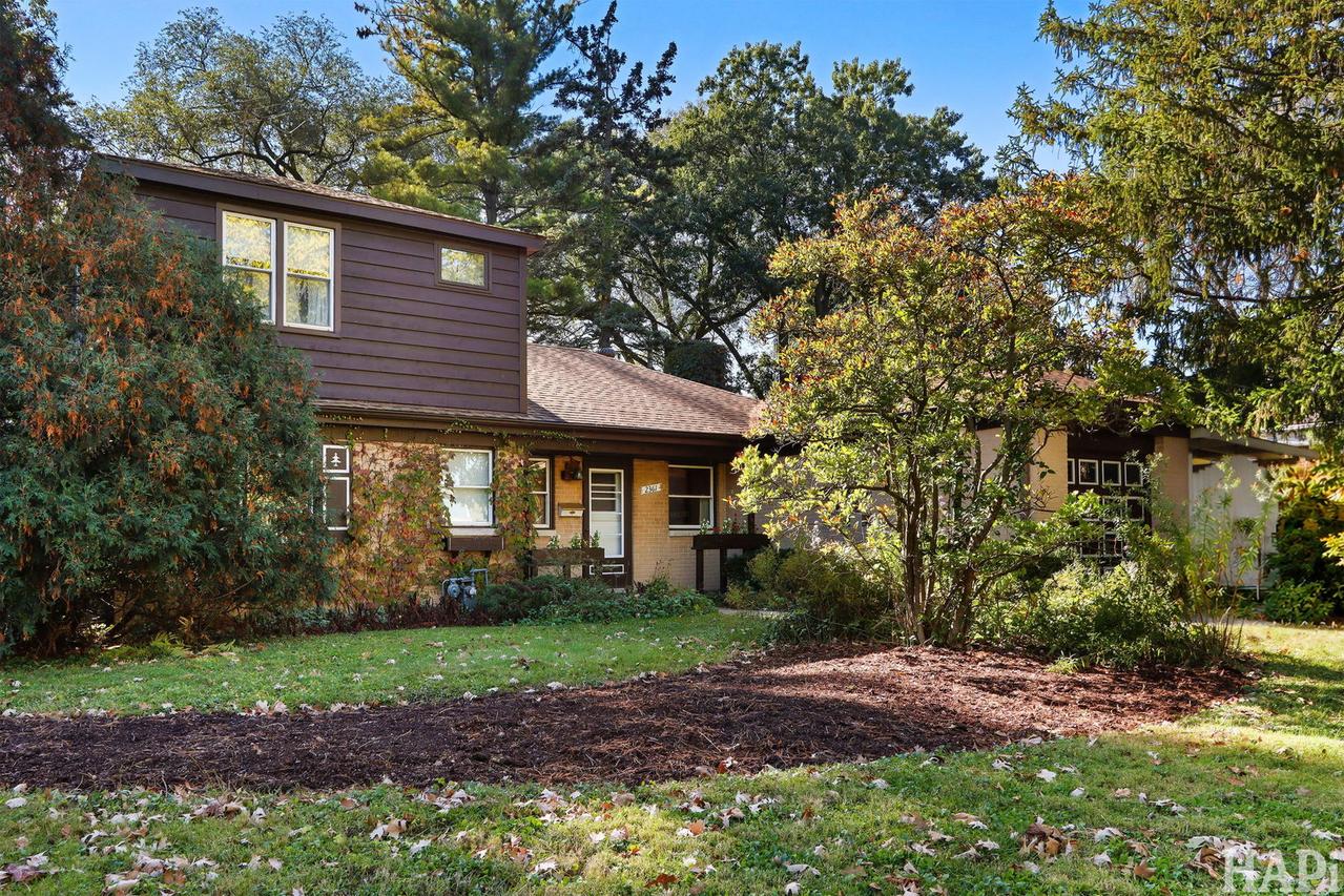 2361 Dewes St., Glenview, IL 60025