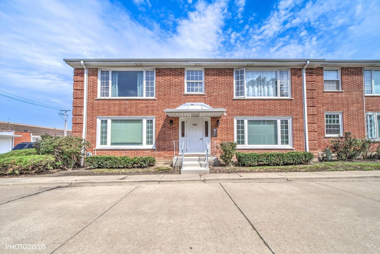 1450 Plymouth Pl. #2W, Glenview, IL 60025