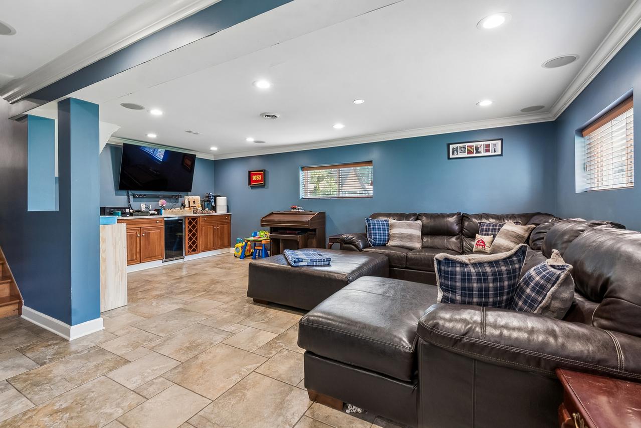 10009 NW Circle Dr., Richmond, IL 60071