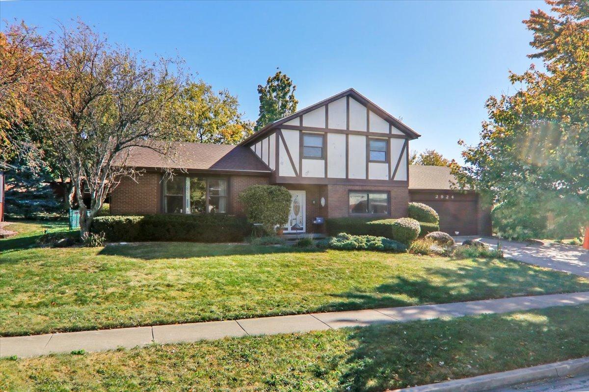 2924 Capen Dr., Bloomington, IL 61704