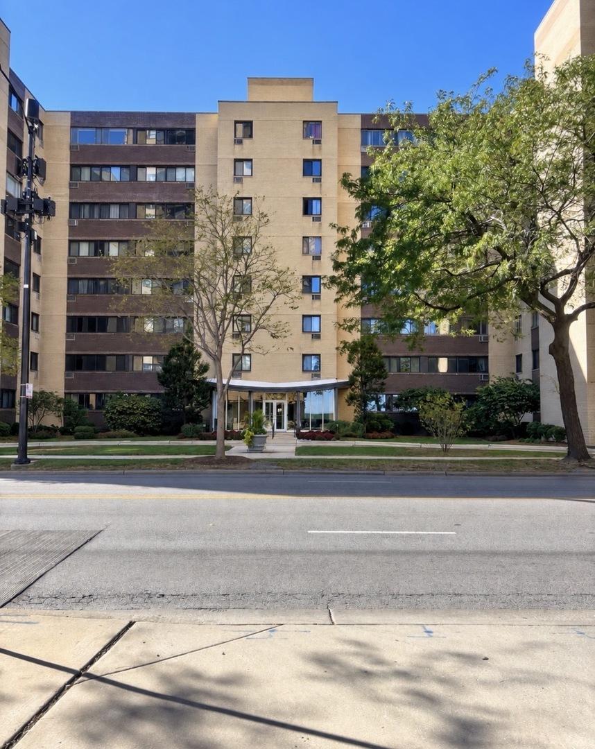 6300 N Sheridan Rd. #717, Chicago, IL 60660