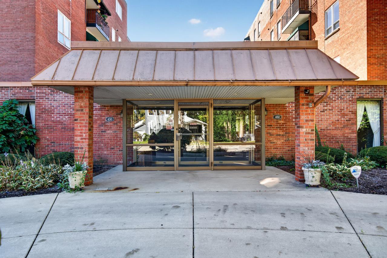 450 W Downer Pl. #3D, Aurora, IL 60506