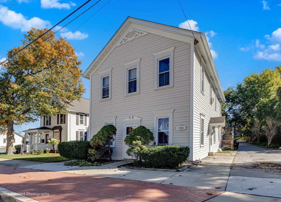 327 Jefferson St., Algonquin, IL 60102